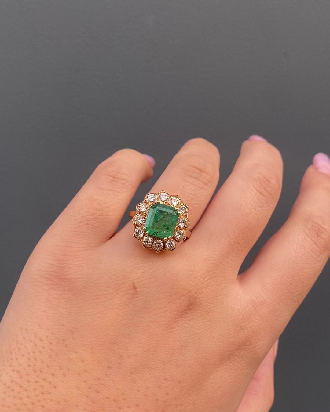 Anillo Margarita Esmeralda 3.40 quilates y Diamantes 0.84 quilate "Lauranne"