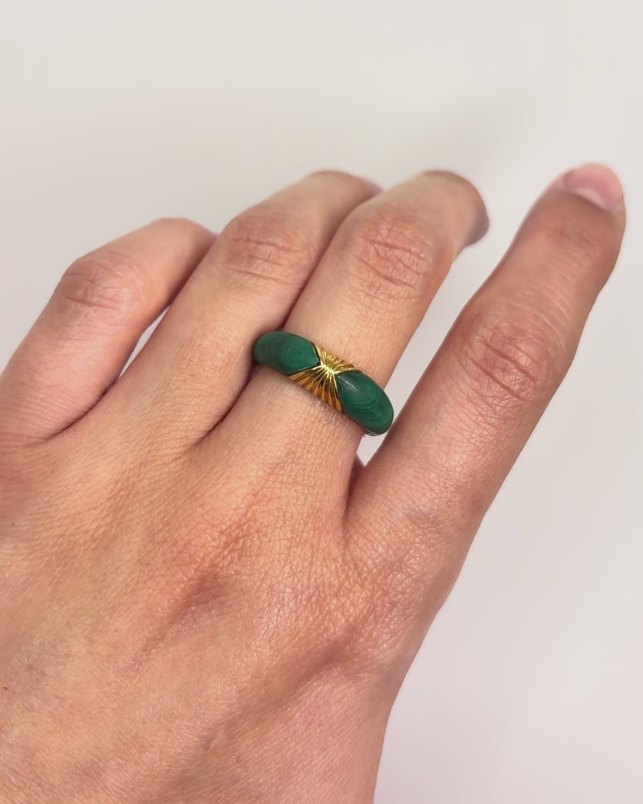 Anillo rígido de malaquitas "Sami"