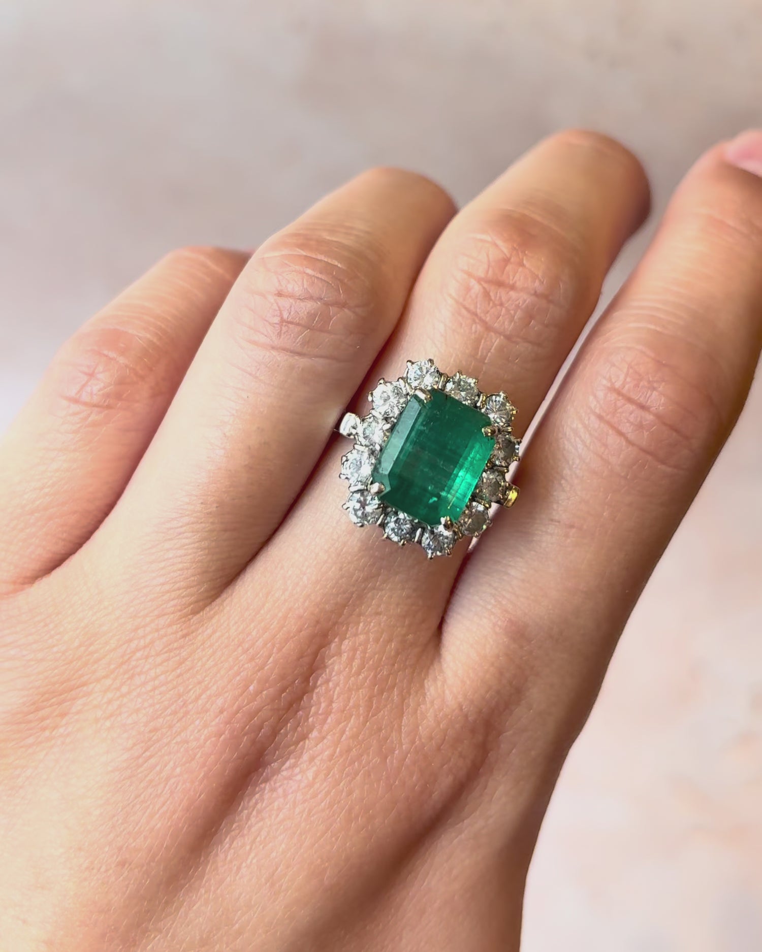 Anillo Margarita Esmeralda 3.35 quilates y Diamantes 0.84 quilates "Amandine"