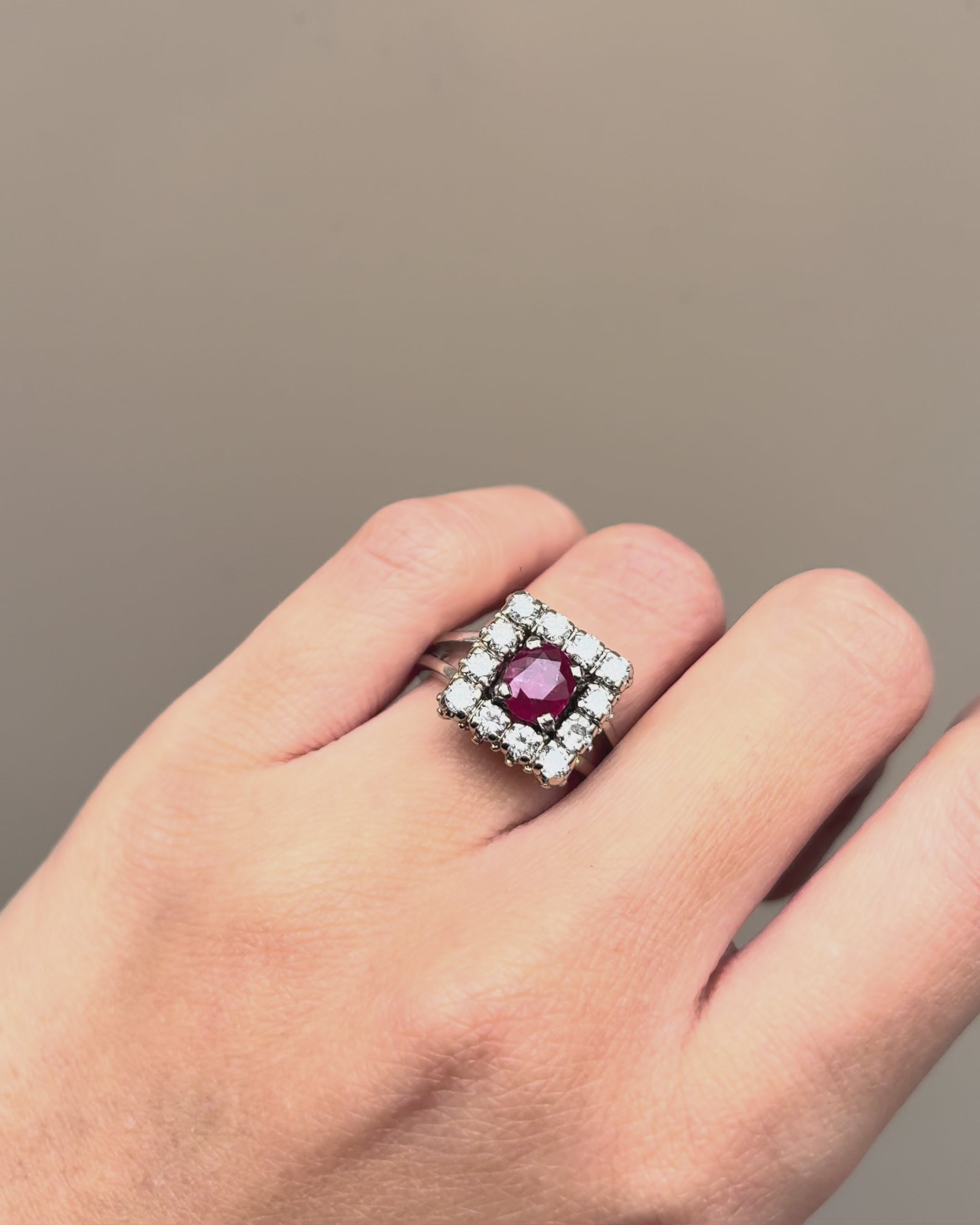 Anillo Marguerite Rubí 0,85 quilates y 12 diamantes 0,84 quilates "Soline"