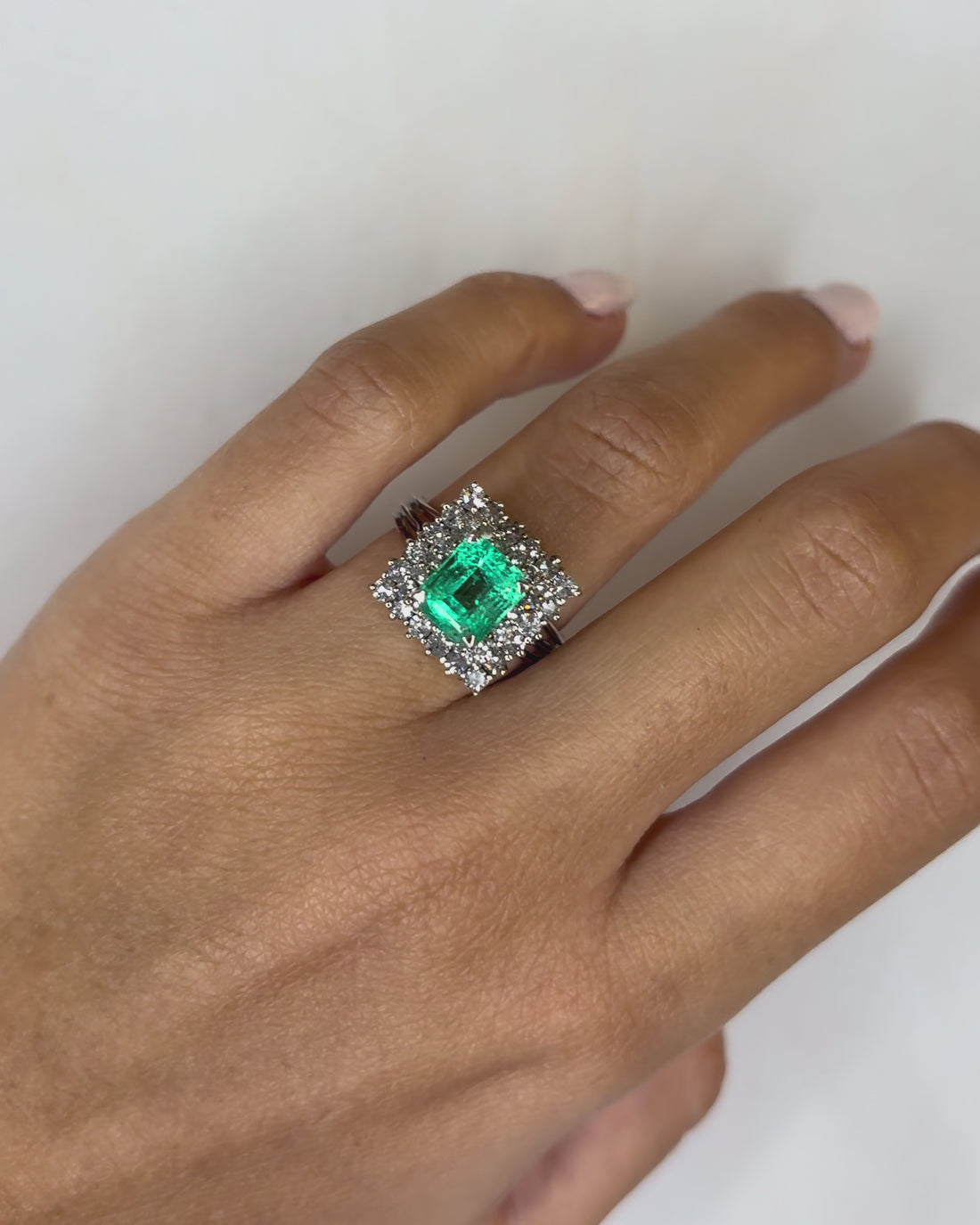 Bague Marguerite Émeraude 2.80 carats &amp; Diamants 0.80 carat &quot;Sixtine&quot;