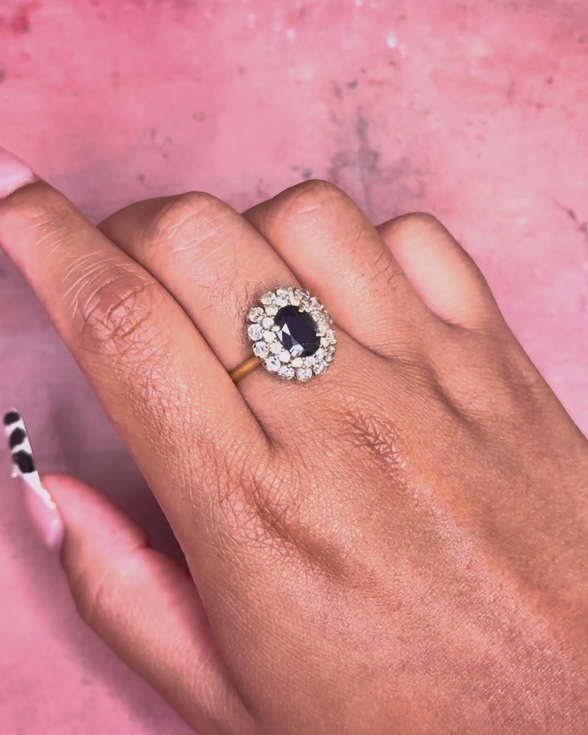 Anillo Margarita abovedado con zafiro de 1.41 carats y diamantes de 1.26 carats, 4.60 g, «Mégane»
