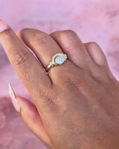 Anillo de banda con diamantes de 0.29 quilates y oro de 18 quilates, 5.49g "Edna"