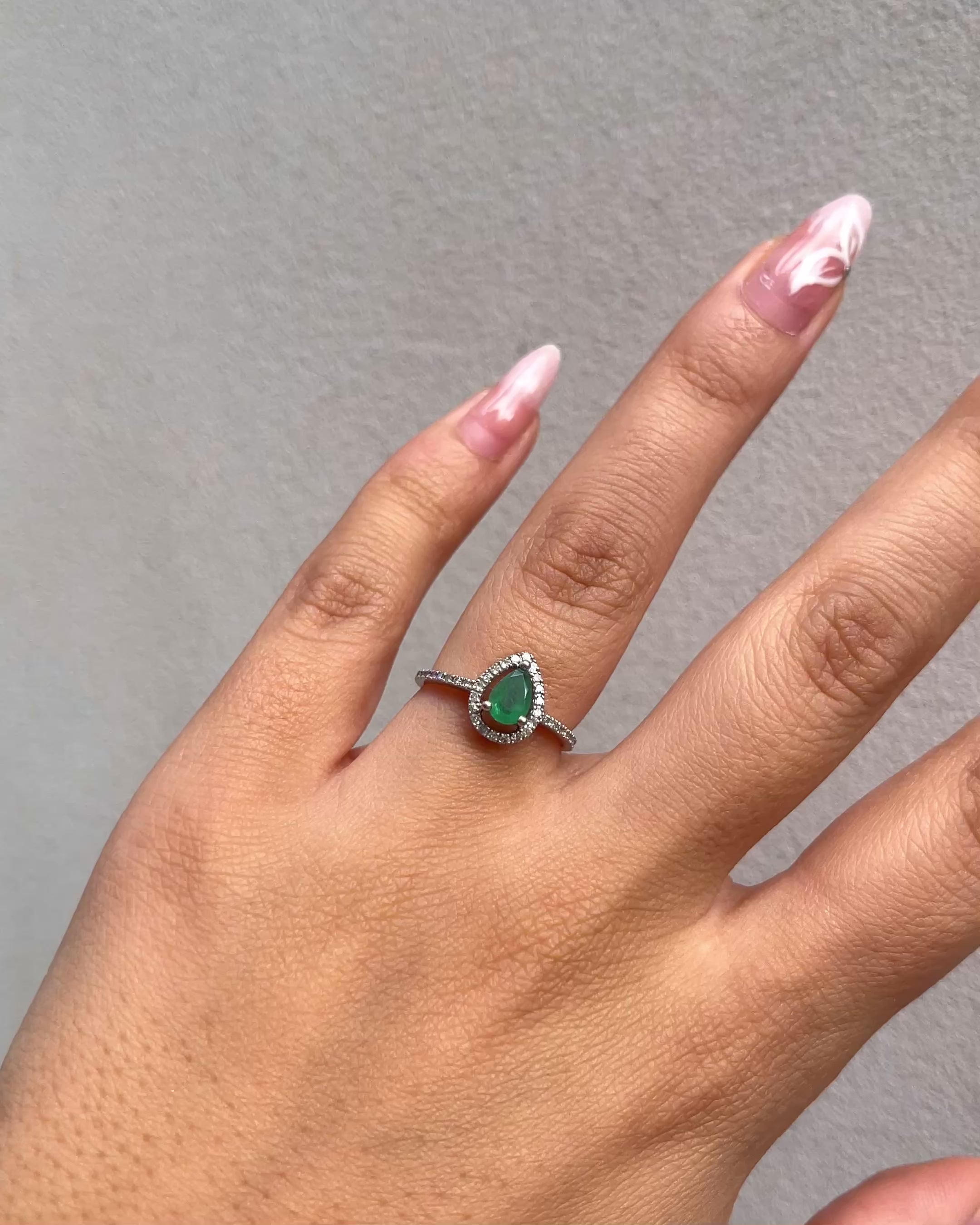 Anillo Margarita Esmeralda Pera y Diamantes "Milena"