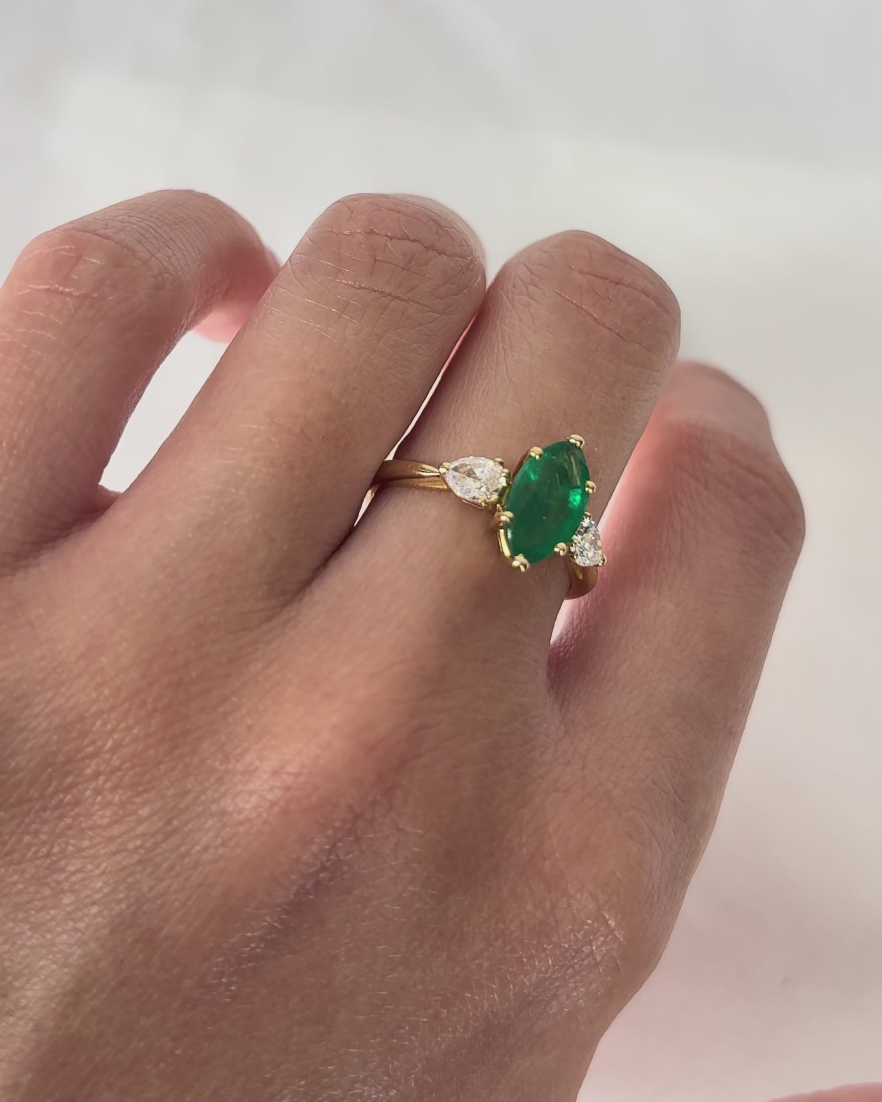 Bague Trilogie Émeraude 1.30 carat Marquise &amp; Diamants Poire "Emeline"