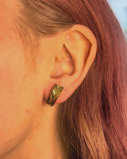 Aros de oro amarillo de 18 quilates tallados "Olivia"