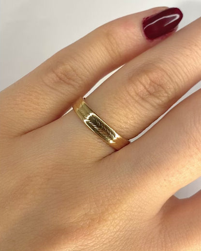 Yellow Gold Engraved Wedding Band "Antonia"