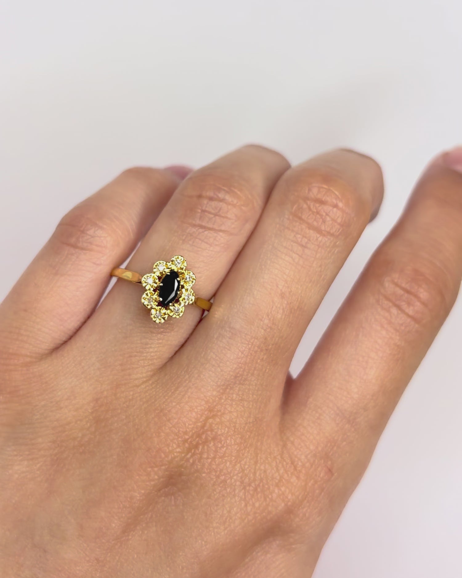 Marguerite Sapphire &amp; Diamond Ring "Soumia"
