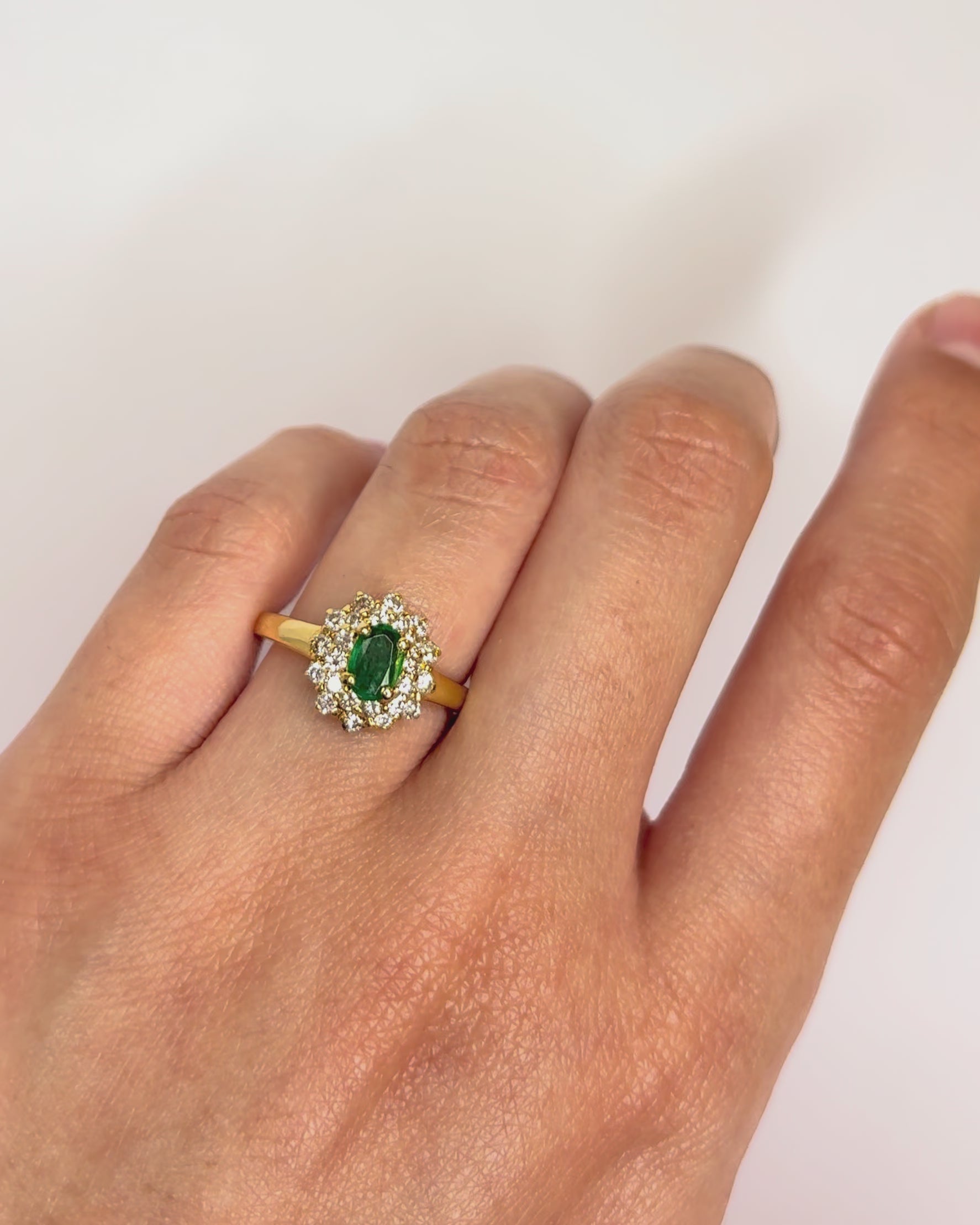 Bague Marguerite Émeraude 0.30 carat &amp; 24 Diamants "Sylvie"