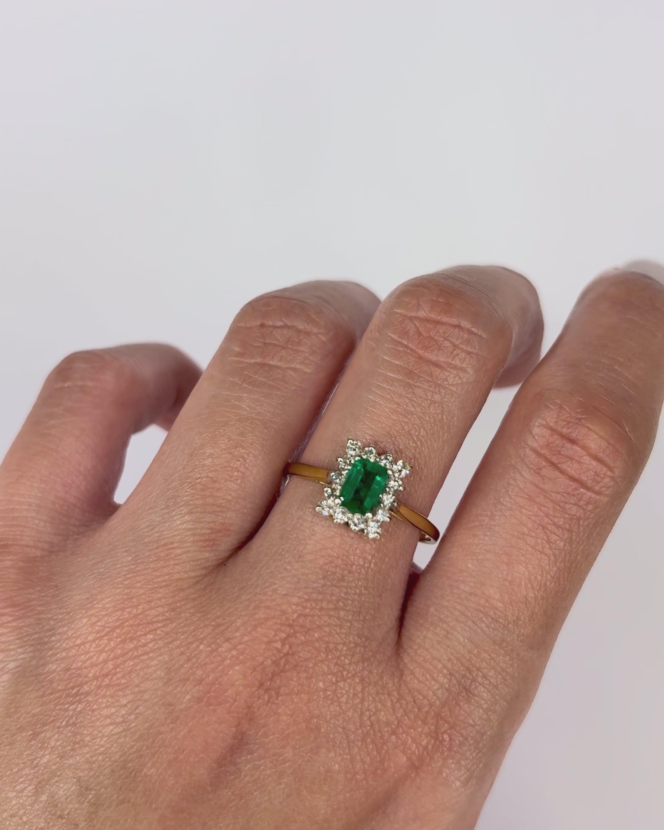 Bague Marguerite Émeraude 0.60 carat &amp; 14 Diamants &quot;Maialen&quot;
