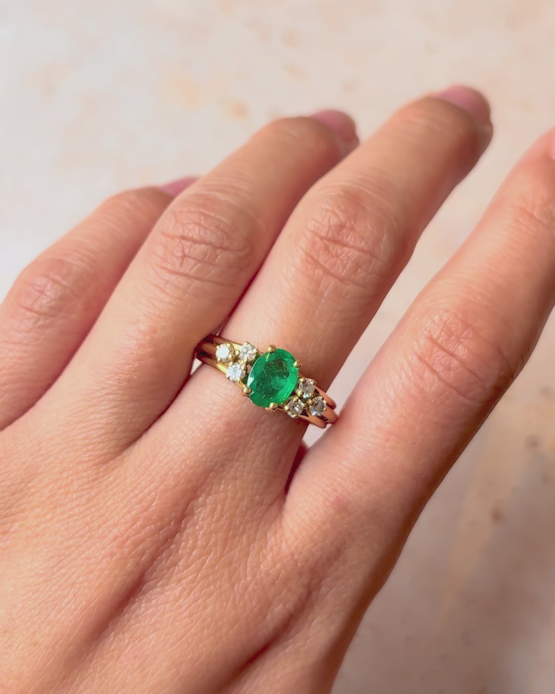 Bague Trilogie Émeraude 0.94 carat &amp; Diamants 0.30 carat "Cléa"