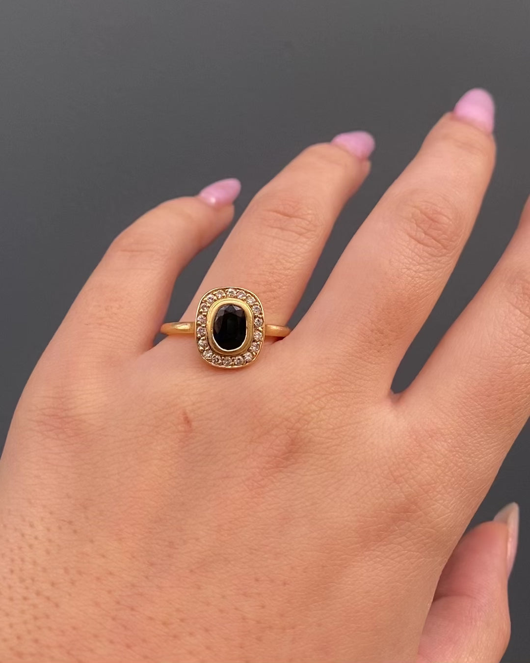Bague Style Art-déco Saphir 1.17 carat &amp; 18 Diamants "Aria"