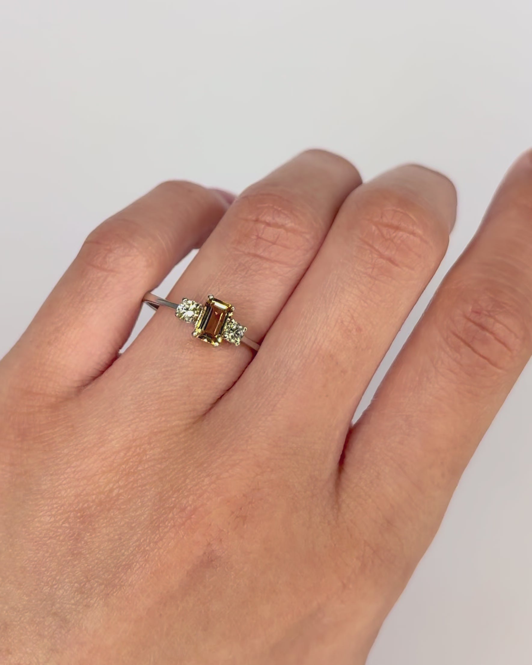 Anillo Trilogía Escapolita y Diamantes "Mónica"