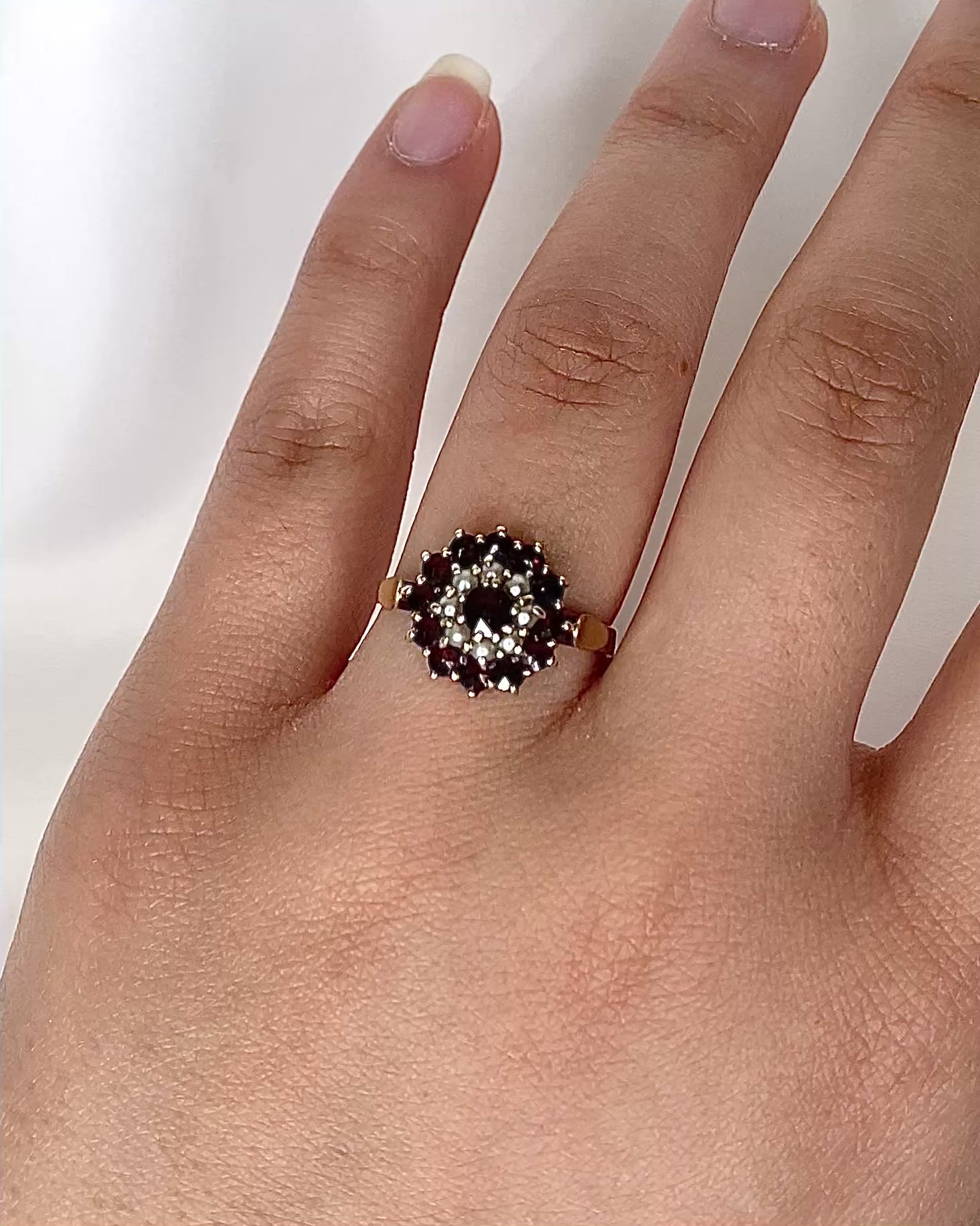 Anillo Marguerite Granates 0,86 quilates y Perlas "Salomé"