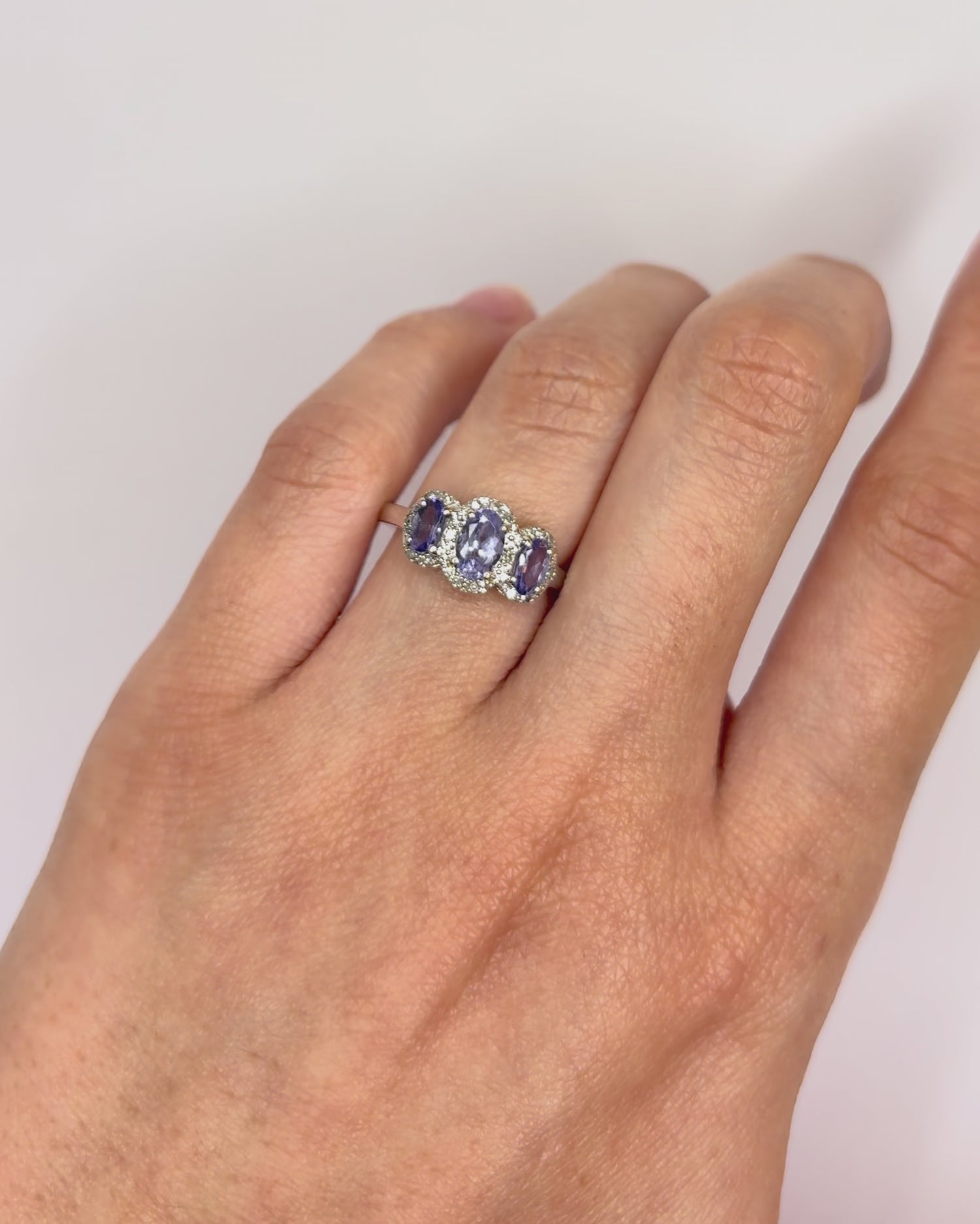 Anillo Trilogía Tanzanitas 0,80 quilates y Diamantes "Olinka"