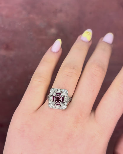 Anillo de estilo art déco con rubí de Mozambique de 1.44 carat y diamantes de 0.52 carat "Charlotte"