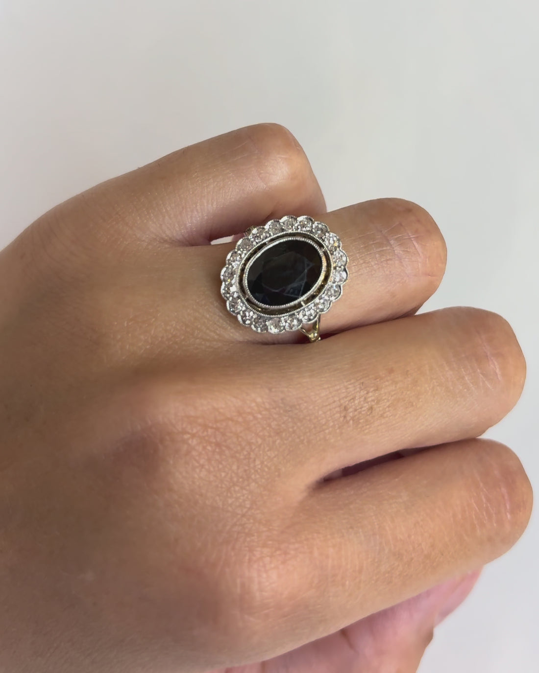 Bague Marguerite Art Déco Saphir 3.40 carats &amp; Diamants 0.40 carat &quot;Edmée&quot;
