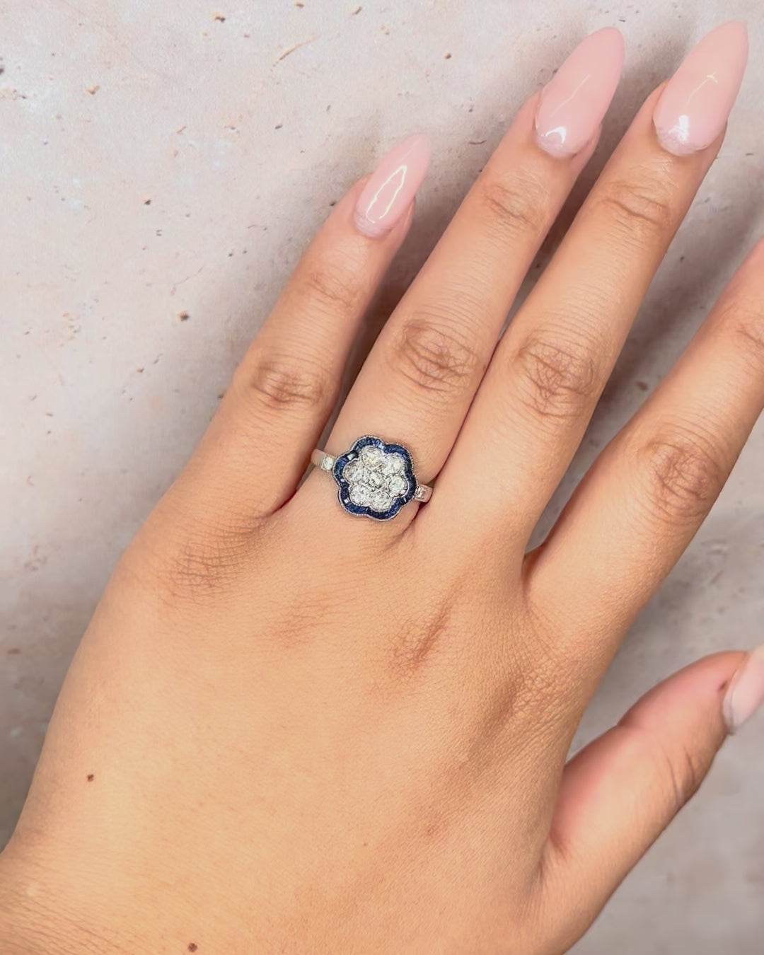 Anillo Art Déco con zafiro de 0,56 quilates y diamantes de 0,56 quilates "Nina"