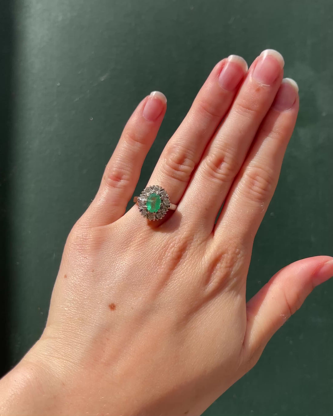 Bague Marguerite Emeraude 1.30 carat &amp; Diamants &quot;Ludivine&quot;
