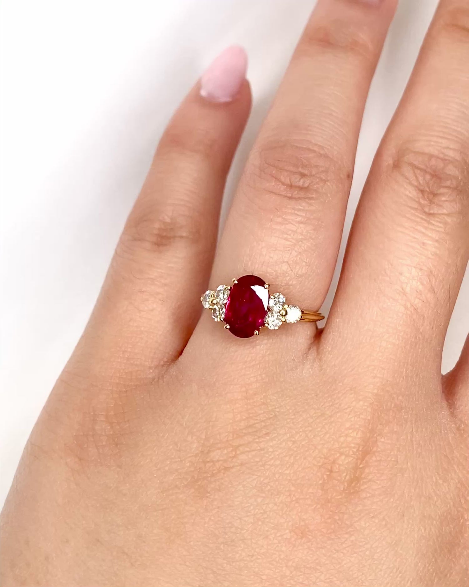 Anillo Trilogía Rubíes 1.25 quilates y Diamantes 0.36 quilates "Marina"