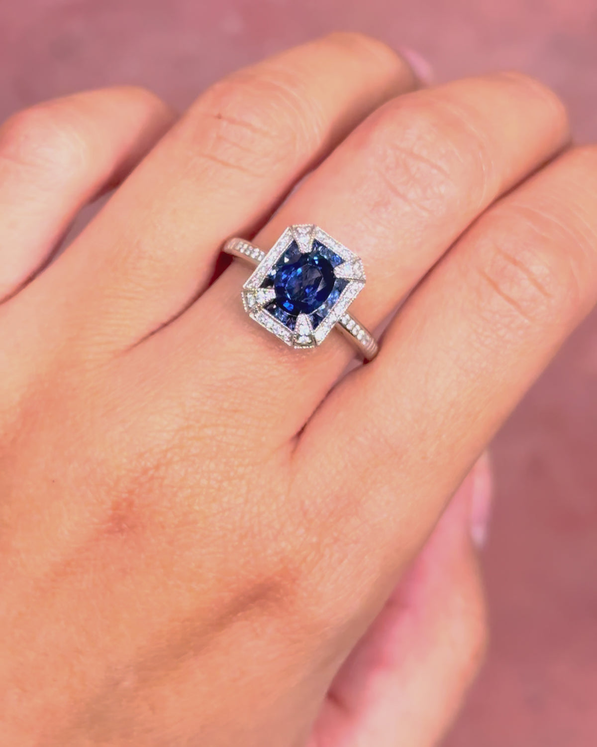 Anillo de estilo art déco con zafiros de Ceilán y diamantes «Lazare»