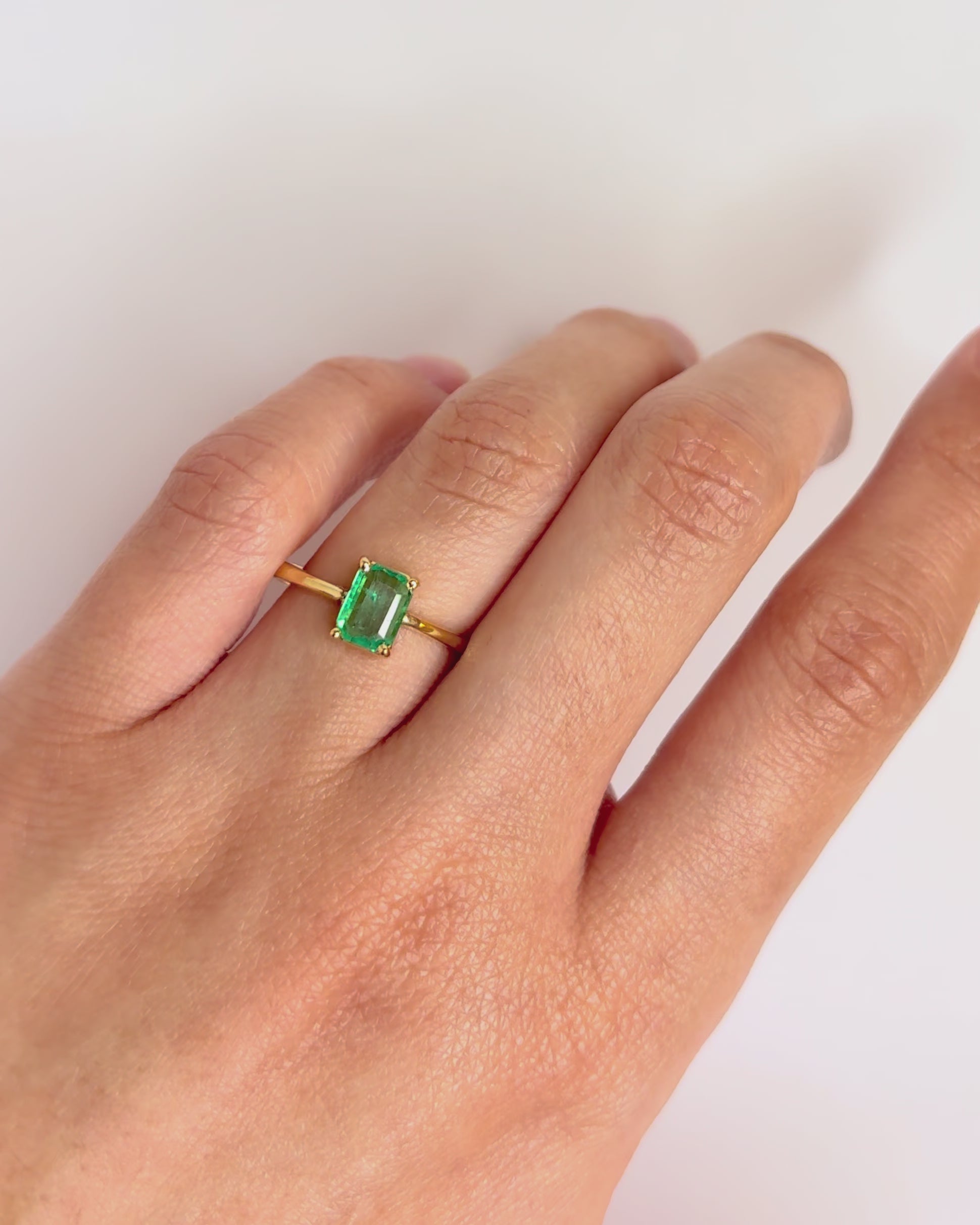 Anillo solitario de esmeralda 0,72 quilates "Emilia"