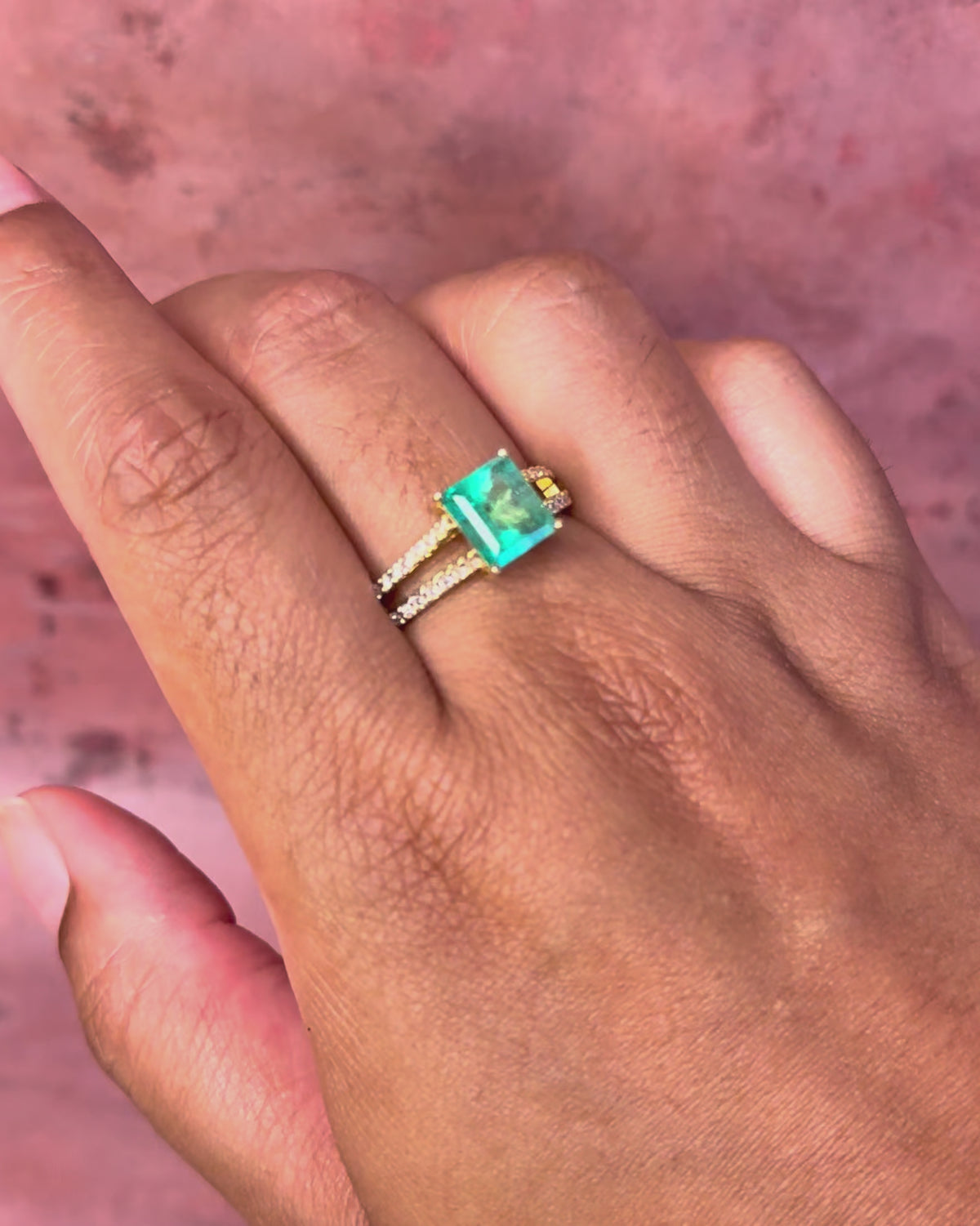 Anillo de cóctel con esmeralda de 2.37 quilates y diamantes de 0.32 quilates, 4.59 g, «Samia»