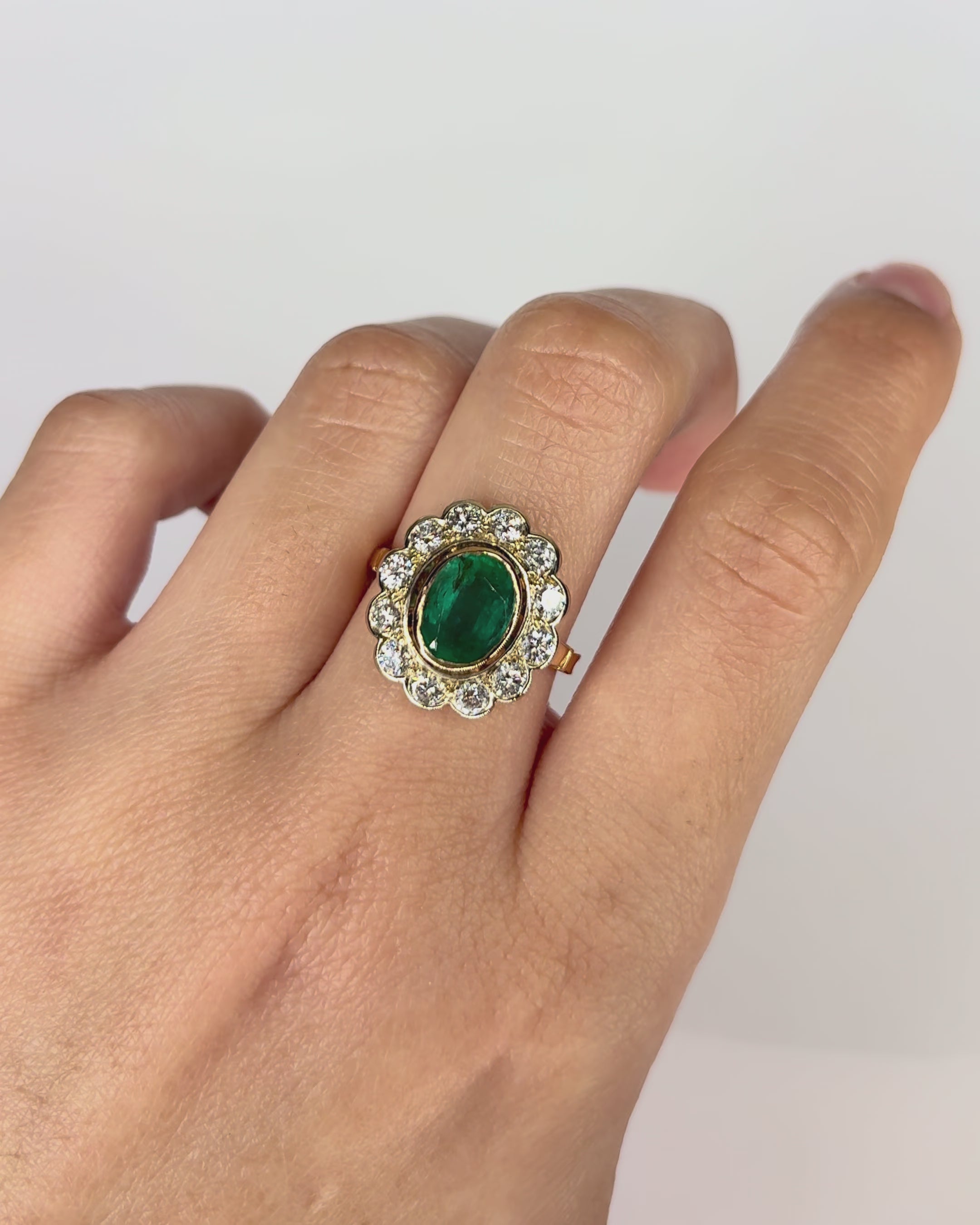 Bague Marguerite Émeraude 1.80 carat &amp; Diamants 1.20 carat "Sophie"