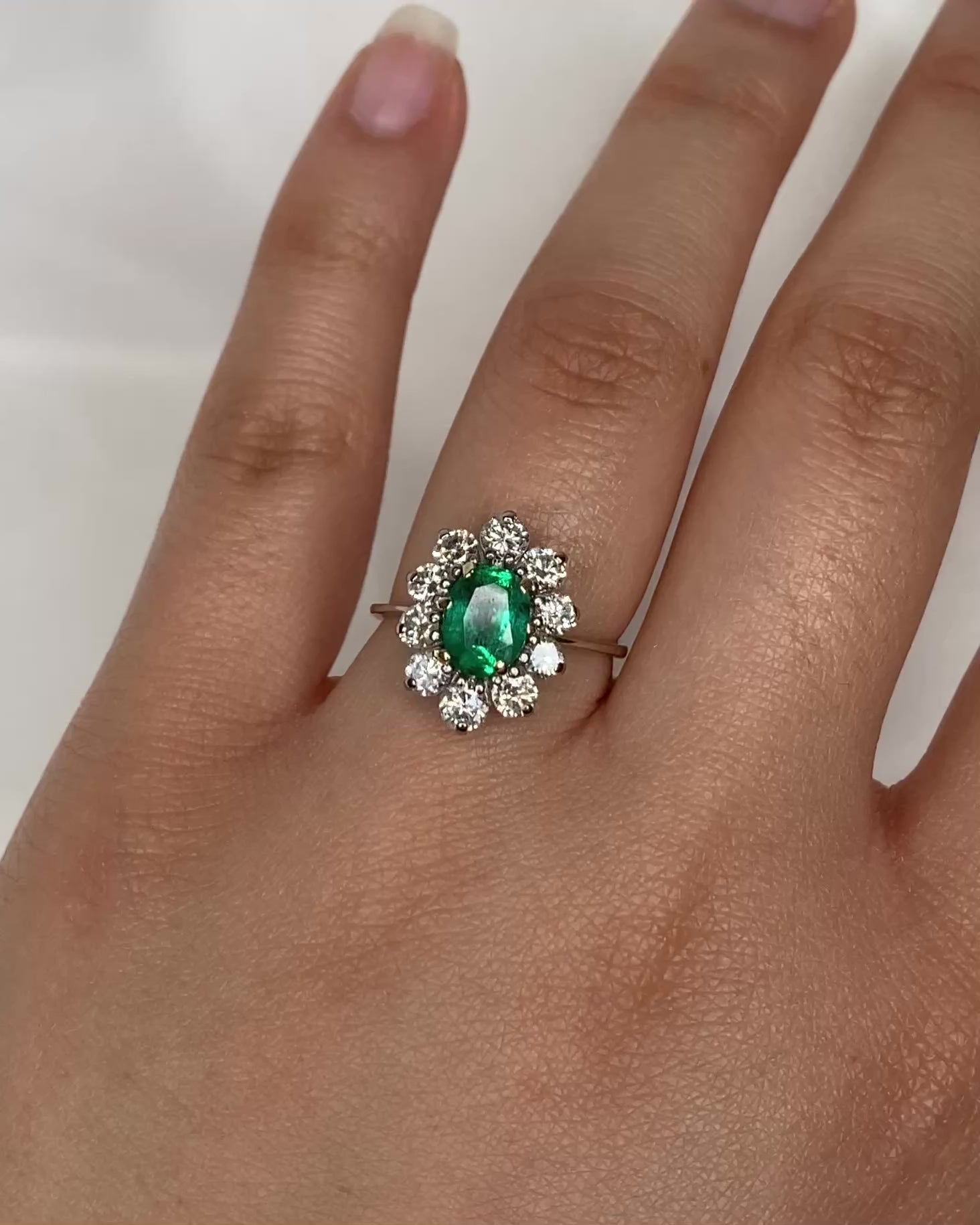 Bague Marguerite Émeraude 1.10 carat &amp; Diamants 1 carat "Aude"