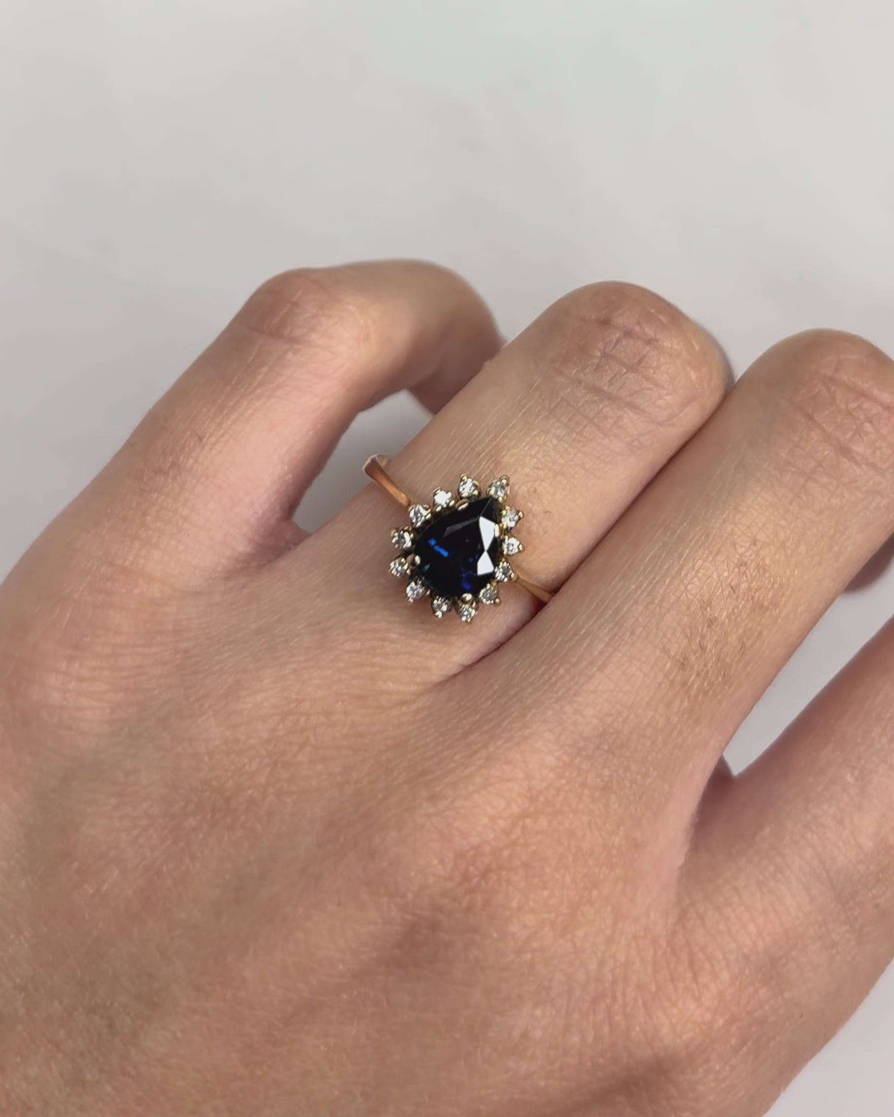 Marguerite Sapphire Ring 1.15 carat &amp; 13 Diamonds &quot;Liwenn&quot;