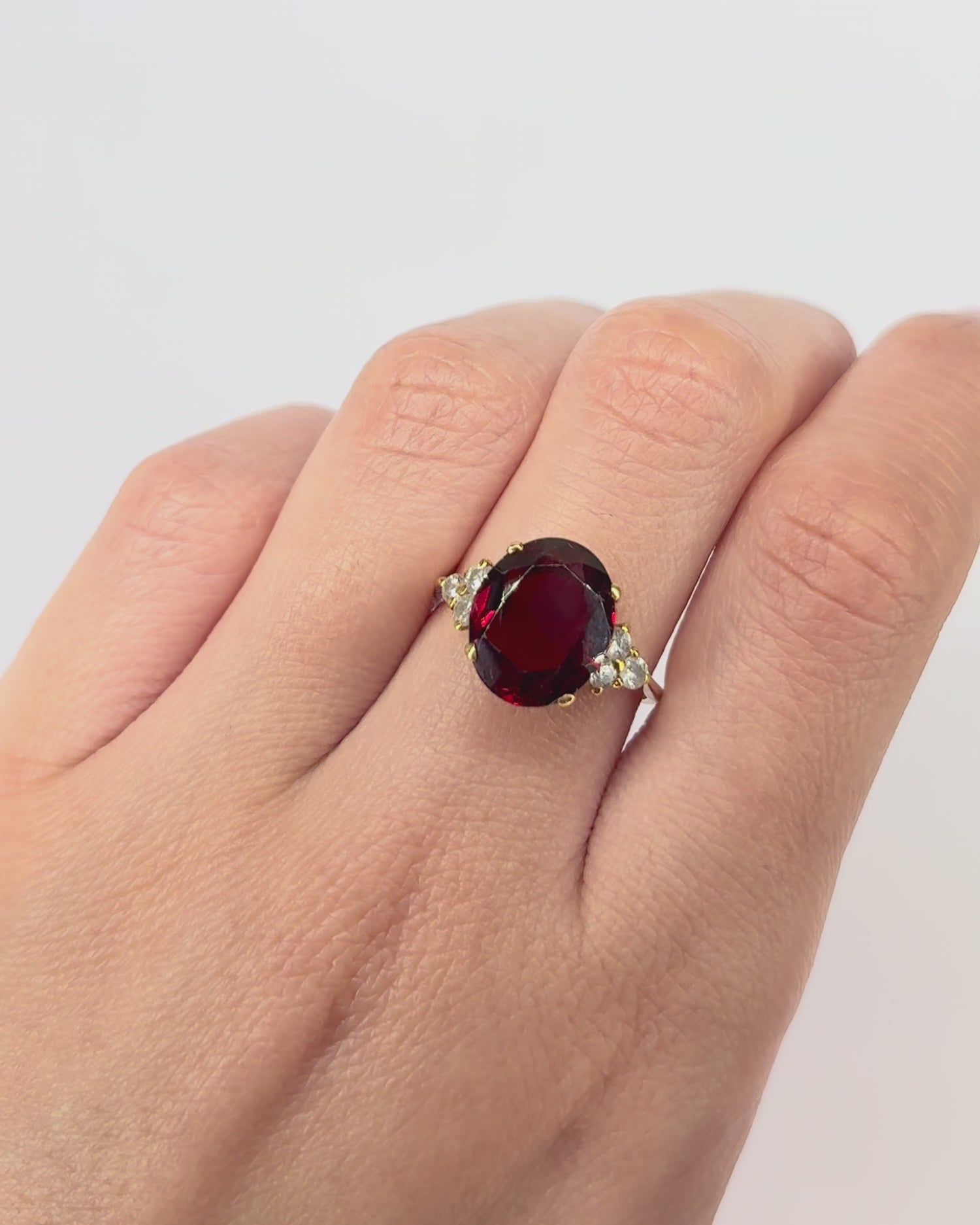 Bague Trilogie Grenat 5.17 carats &amp; 6 Diamants "Irina"