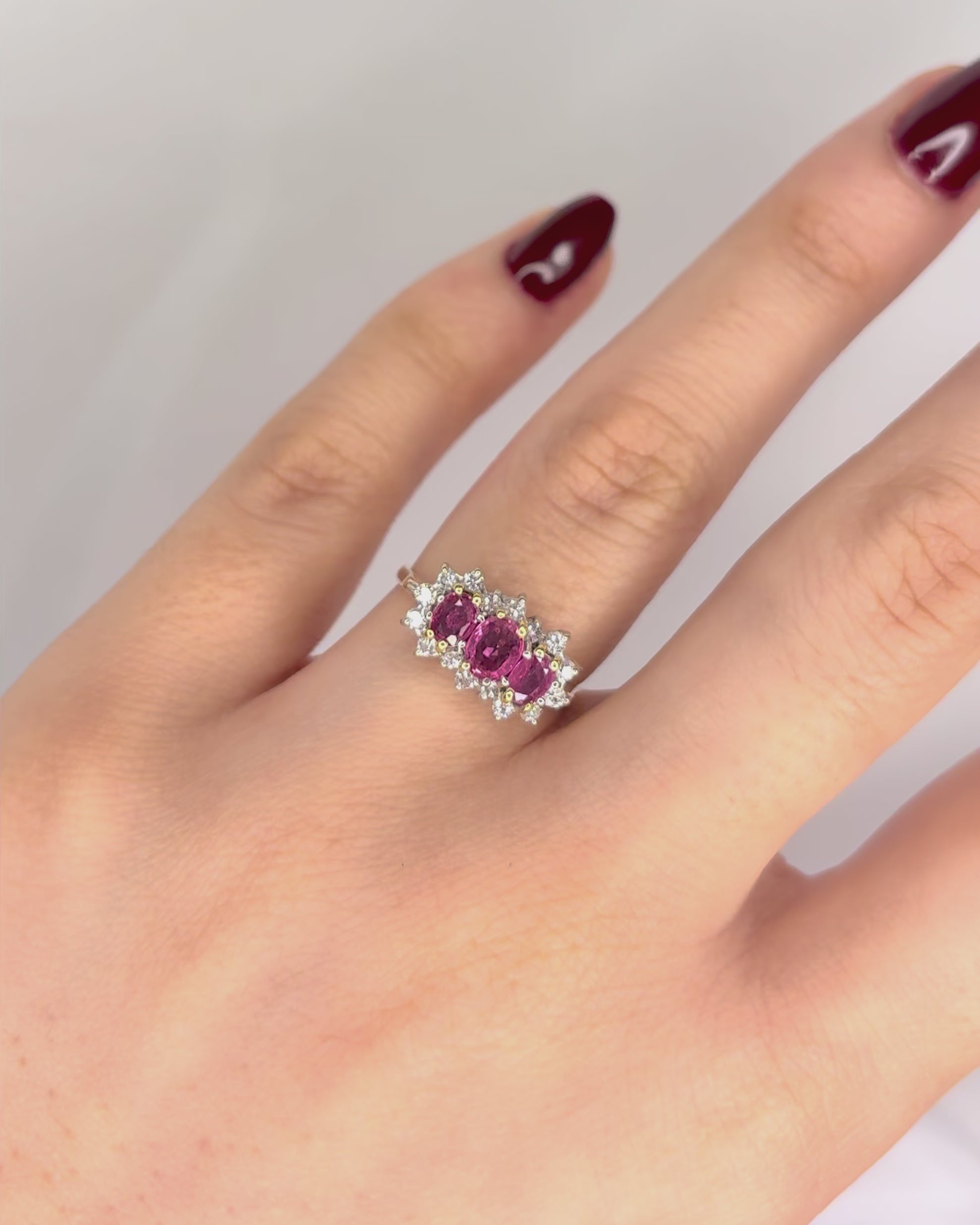 Anillo Trilogía Margarita Zafiros Rosas 0,65 quilates y Diamantes 0,32 quilates "Denise"