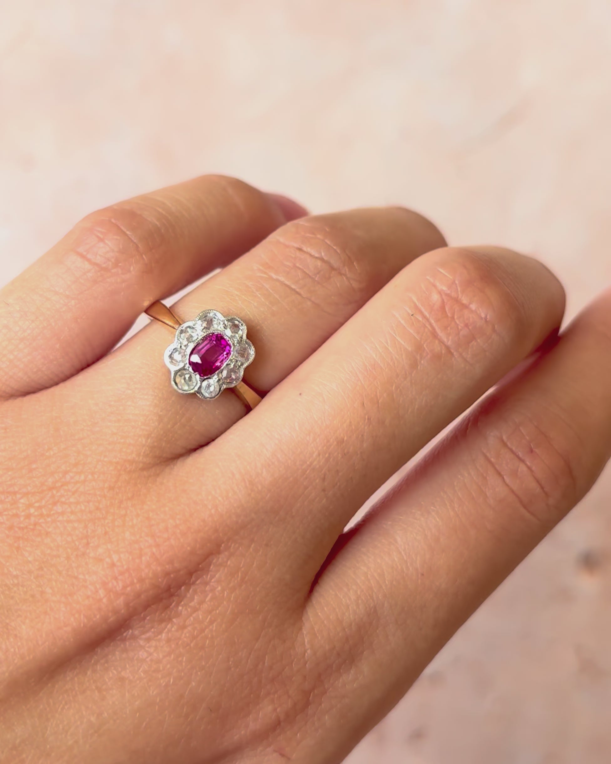 Bague Marguerite Art-Déco Saphir Rose 0.40 carat &amp; Diamants 0.24 carat "Naia"