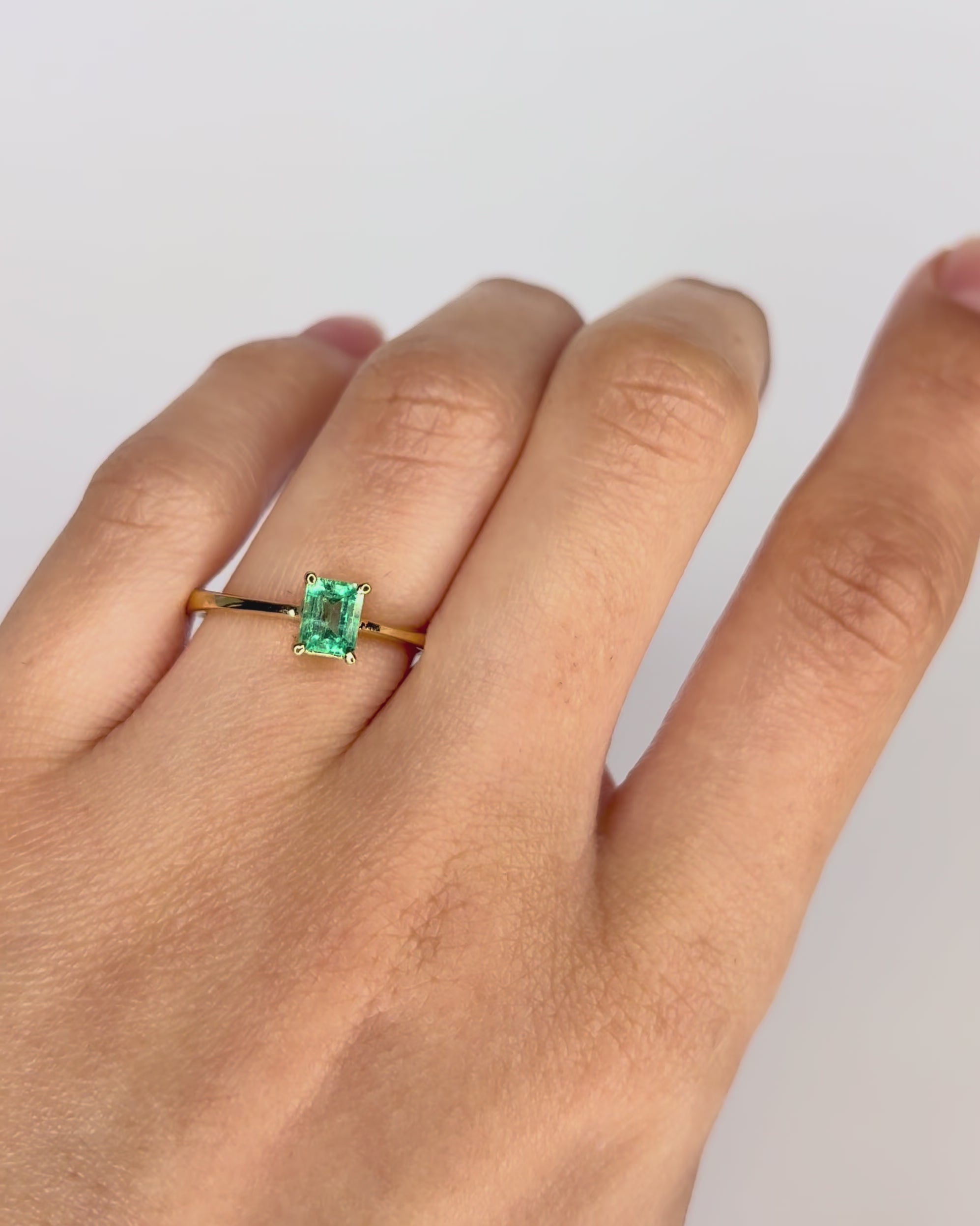 Bague Solitaire Émeraude 0.60 carat "Simone"