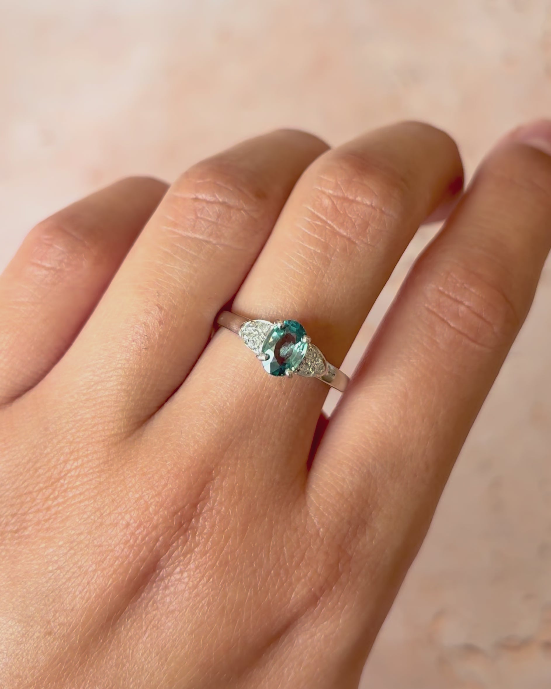 Anillo Trilogía Topacio Azul 0,73 quilates y Diamantes "Ciruela"