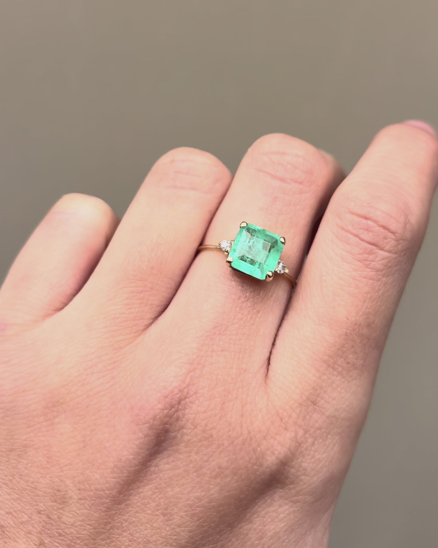 Anillo Trilogía Esmeralda 2.20 quilates y 2 Diamantes &quot;Solis&quot;