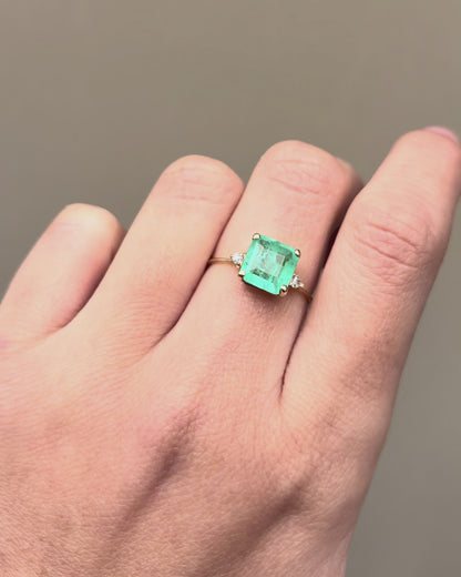 Anillo Trilogía Esmeralda 2.20 quilates y 2 Diamantes &quot;Solis&quot;