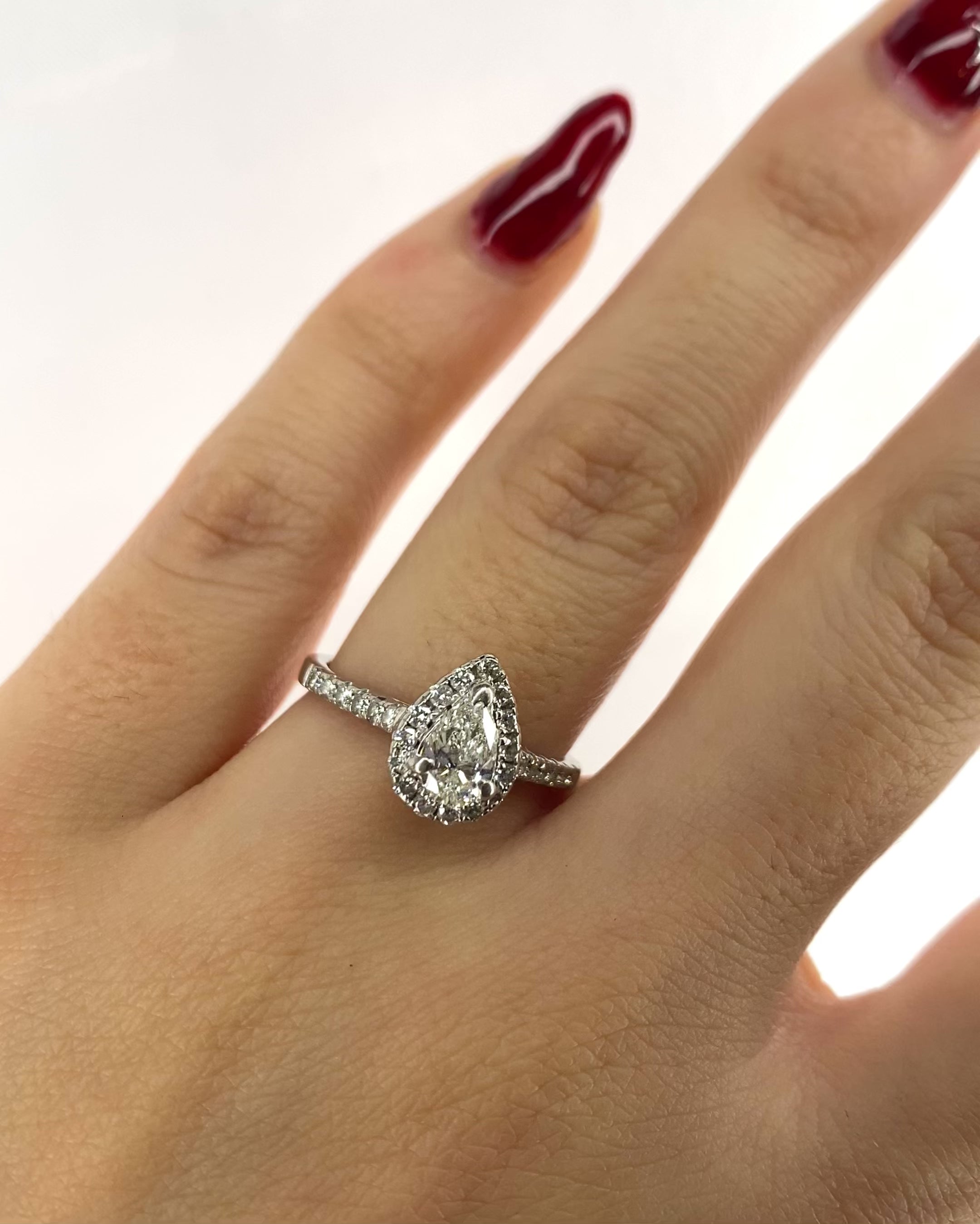 Anillo solitario pera diamantes 1.03 quilates "Noëmie"