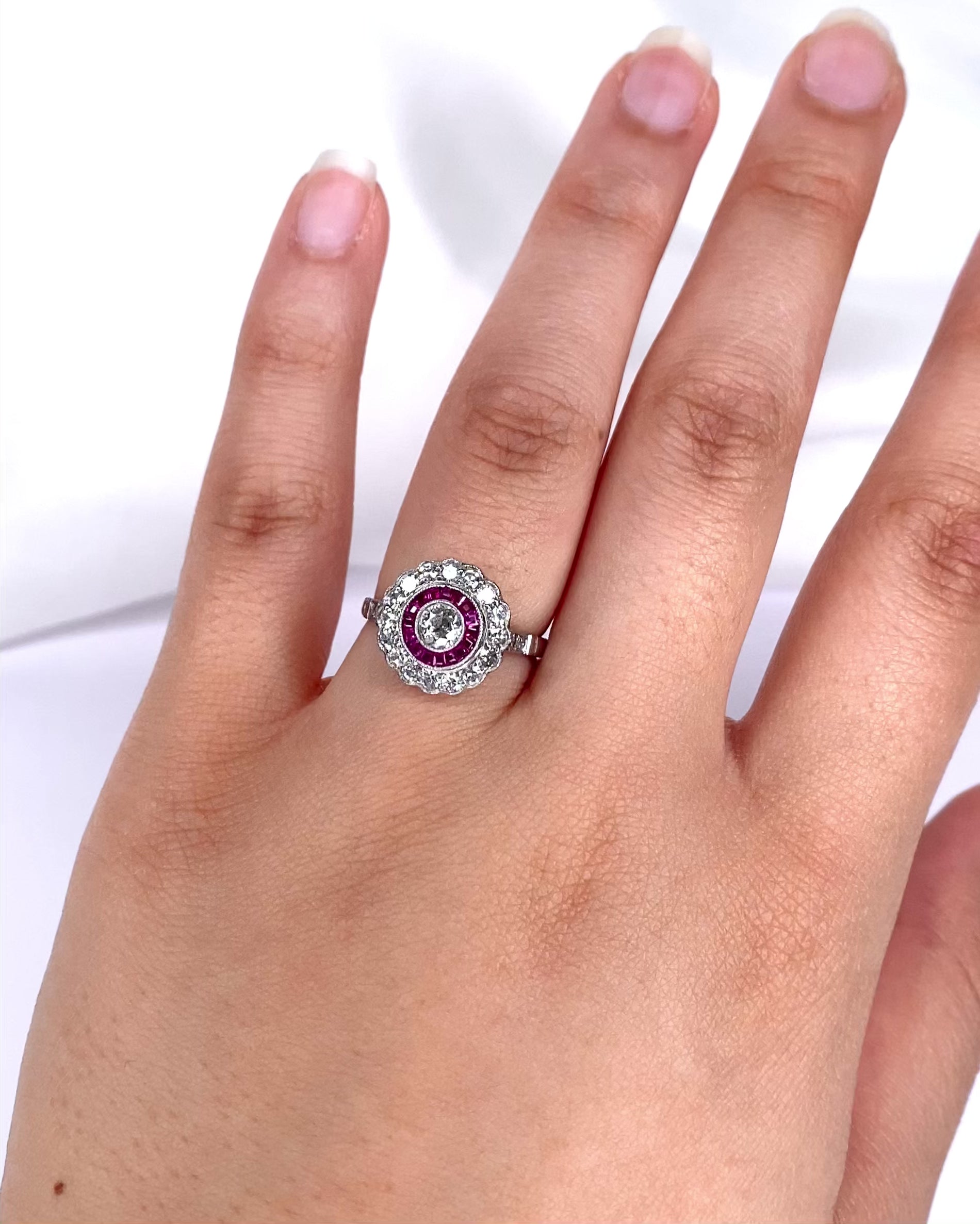 Bague Style Art-Déco Rubis, Diamants 0.86 carat &amp; Platine 4.56g "Diem"