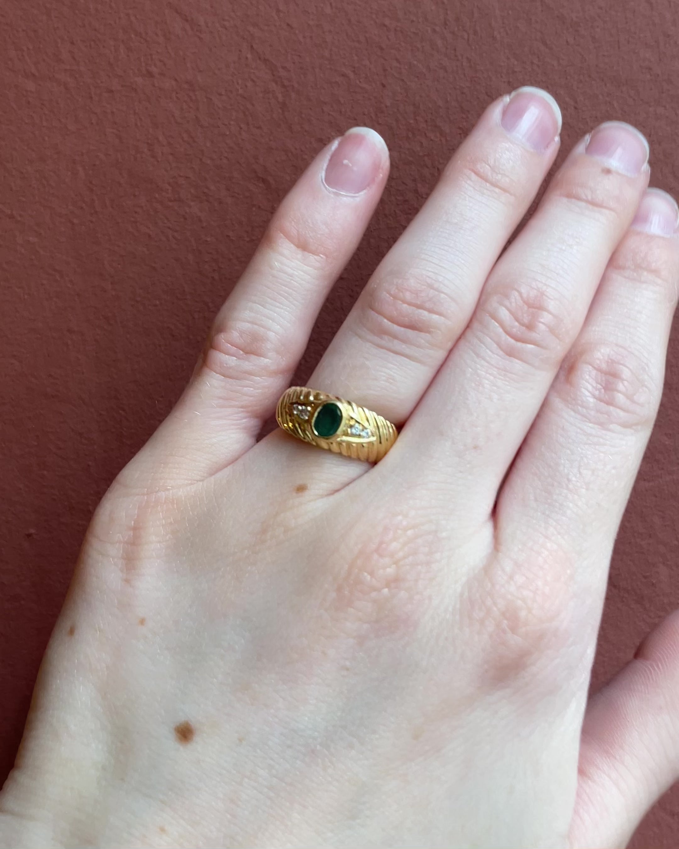 Anillo de banda esmeralda 0.35 quilates y diamantes “Timaé”