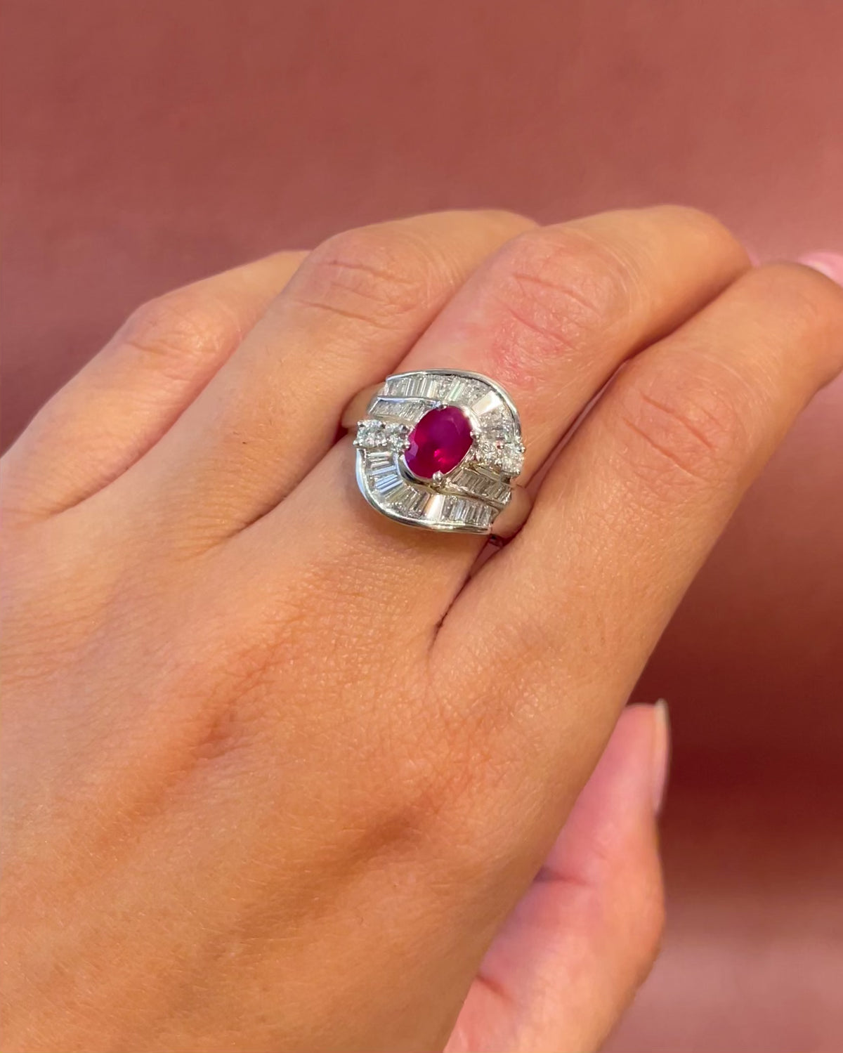 Anillo estilo Art Déco con rubí de 1.07 quilates y diamantes de 1.25 quilates, 8.63g "Flavia"