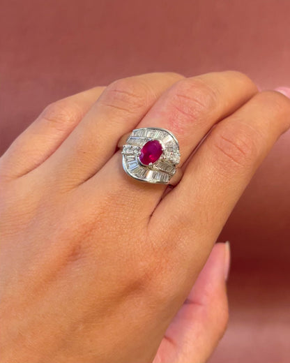 Anillo estilo Art Déco con rubí de 1.07 quilates y diamantes de 1.25 quilates, 8.63g "Flavia"
