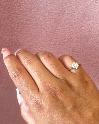 Anillo margarita de diamantes de 0.38 quilates «Sally»