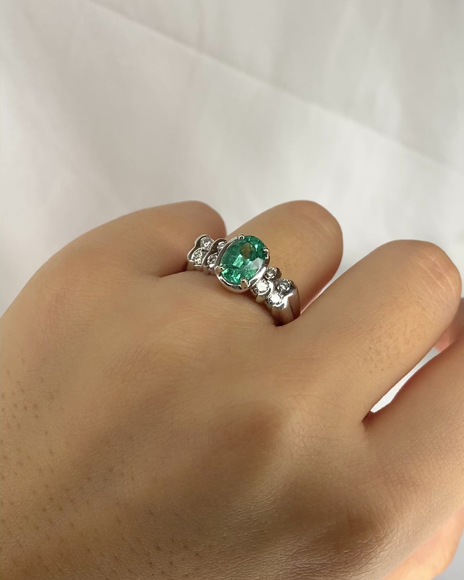 Bague Jonc Émeraude 1.70 carat &amp; 8 Diamants &quot;Fiona&quot;