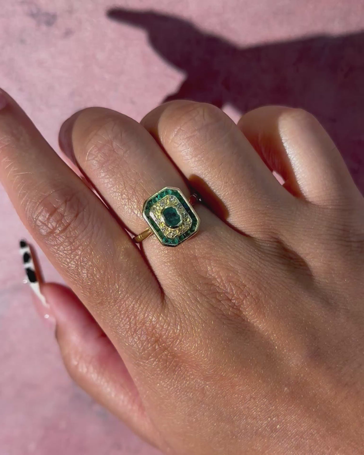 Anillo estilo art déco con esmeraldas de 0.51 quilates y diamantes, 4.89g "Estelle"