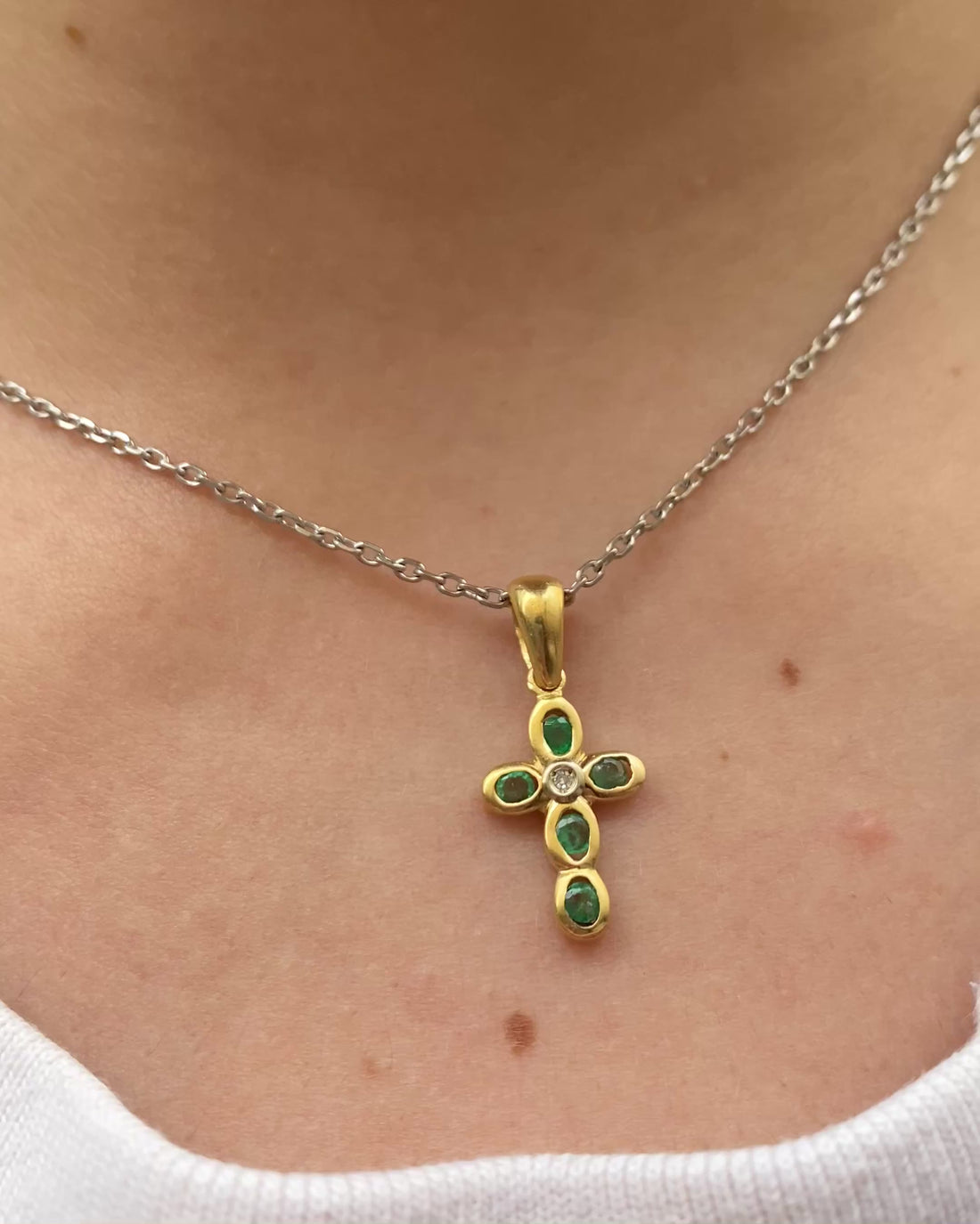 Pendentif Croix Diamant &amp; Émeraudes &quot;Chloe&quot;