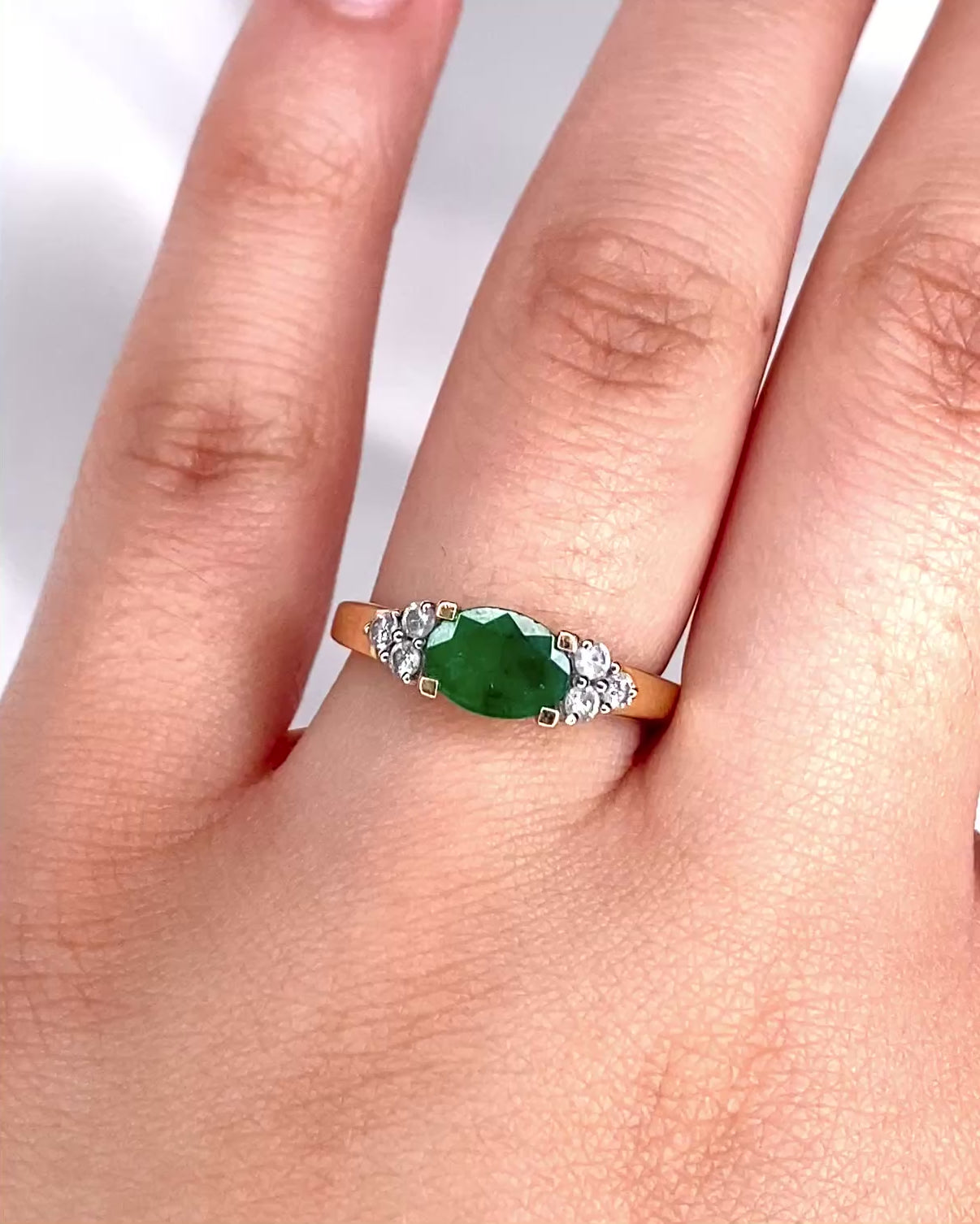 Anillo Trilogía Esmeralda 1.12 quilates y 6 Diamantes "Siarra"