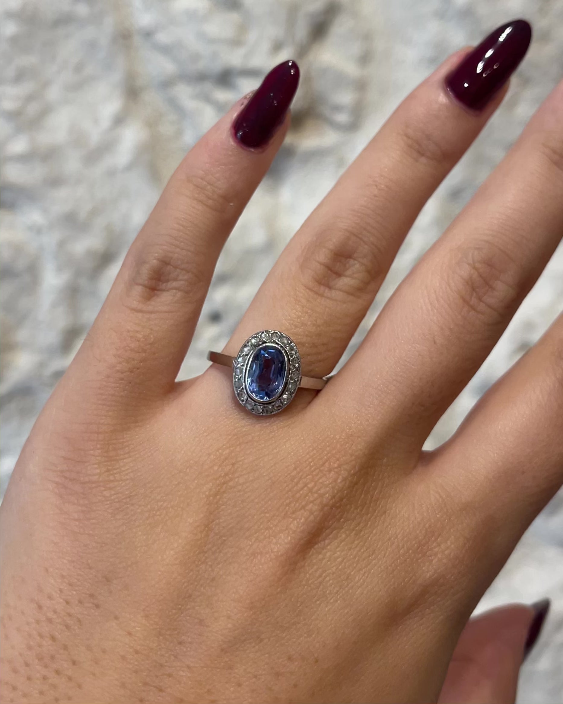 Bague Art Déco Saphir 1.6 carat &amp; 18 Diamants "Nathalia"