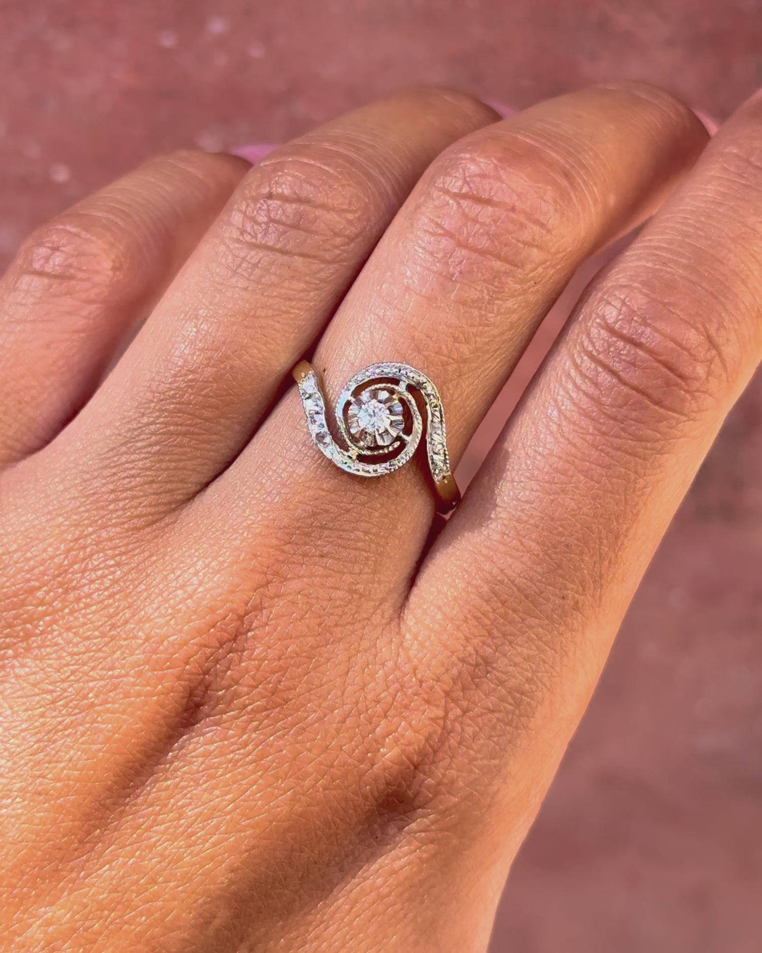 Anillo Art Déco de espiral con diamantes «Amina»