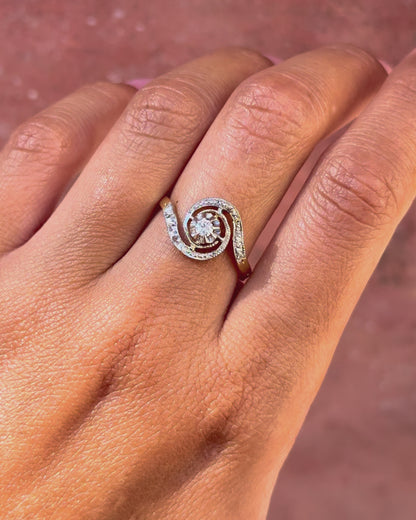 Anillo Art Déco de espiral con diamantes «Amina»